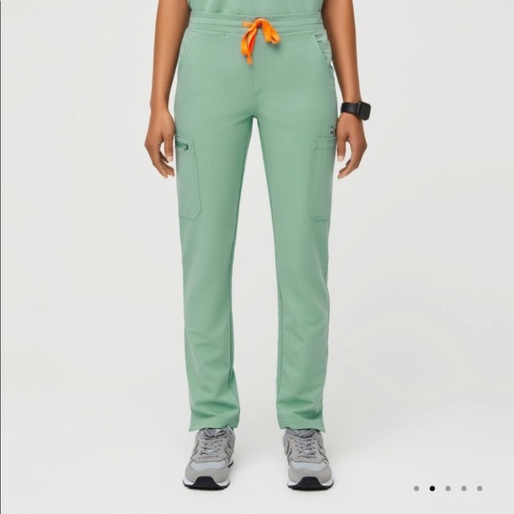 FIGS Jade color cargo pants Size M EUC